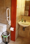 Baño accesible habitación familiar