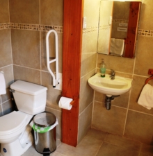 Baño accesible habitación familiar